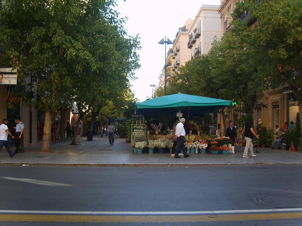 B&B Dietro Il Politeama Palermo Exterior foto