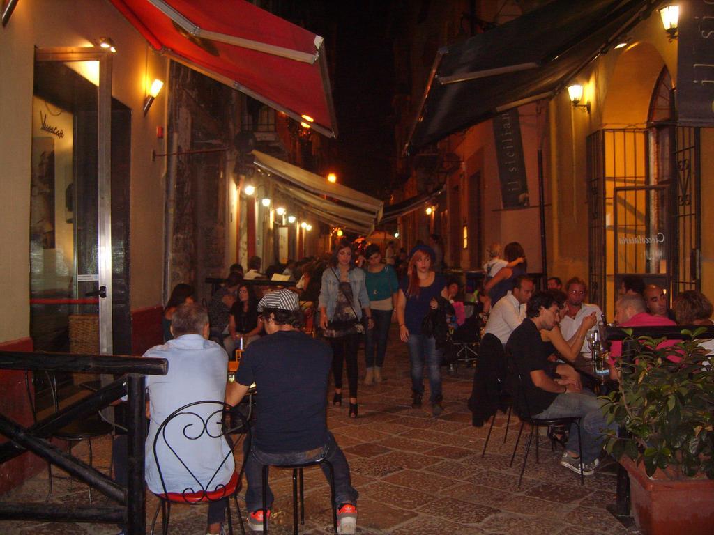 B&B Dietro Il Politeama Palermo Exterior foto