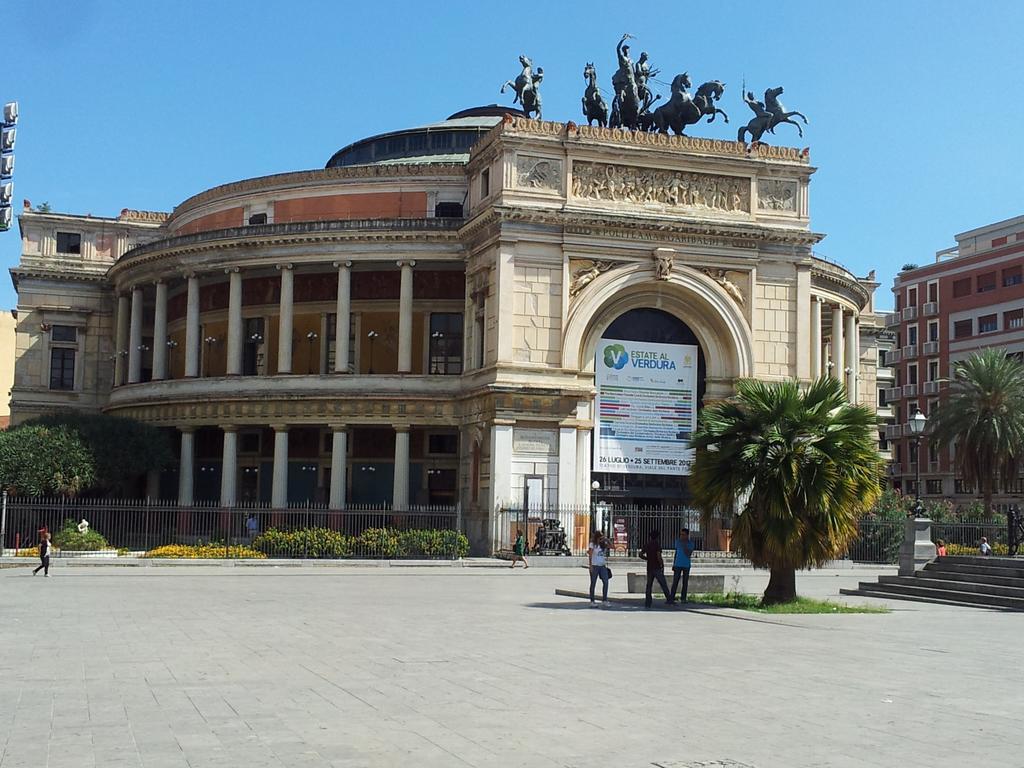 B&B Dietro Il Politeama Palermo Exterior foto